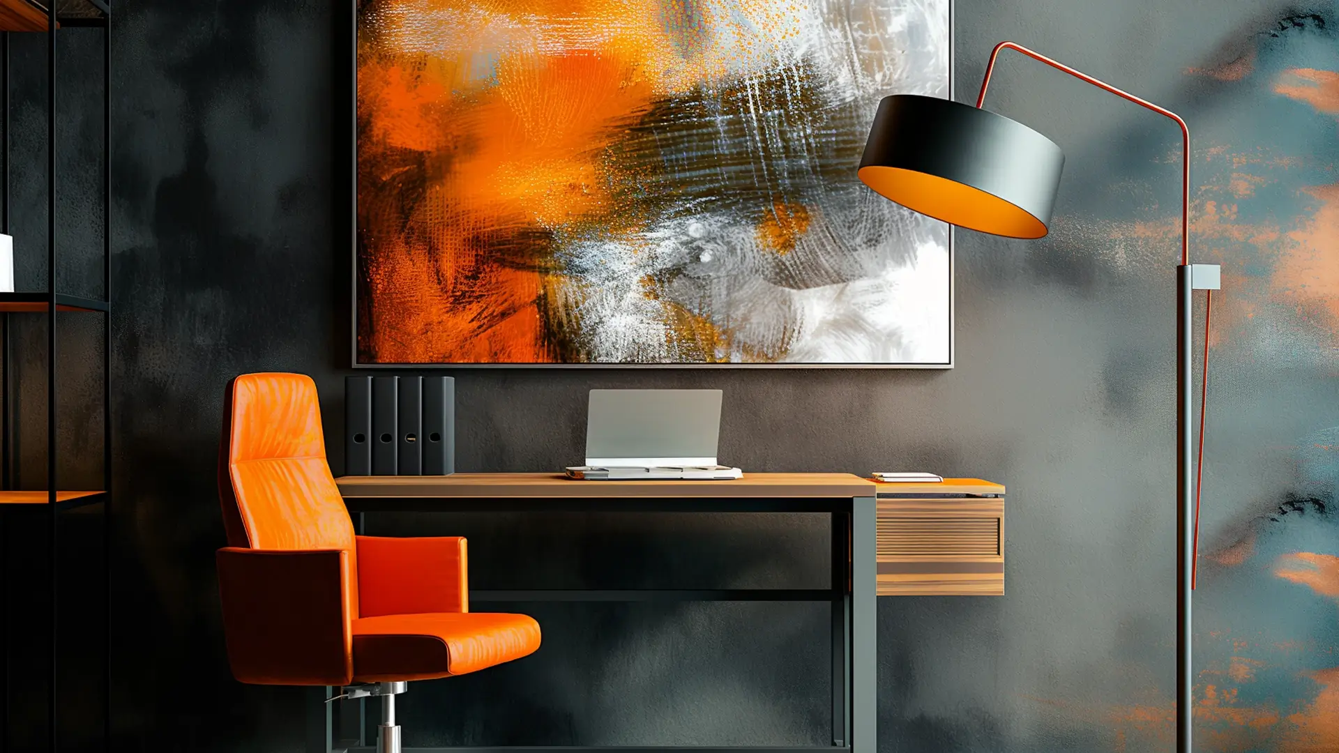 Moderne hjemmekontor med orange stol og abstrakt kunst.