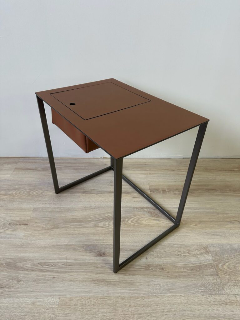 Zanotta sengebord - sofahjørnebord designet af Gabriele Rosa model 643 Taschino.