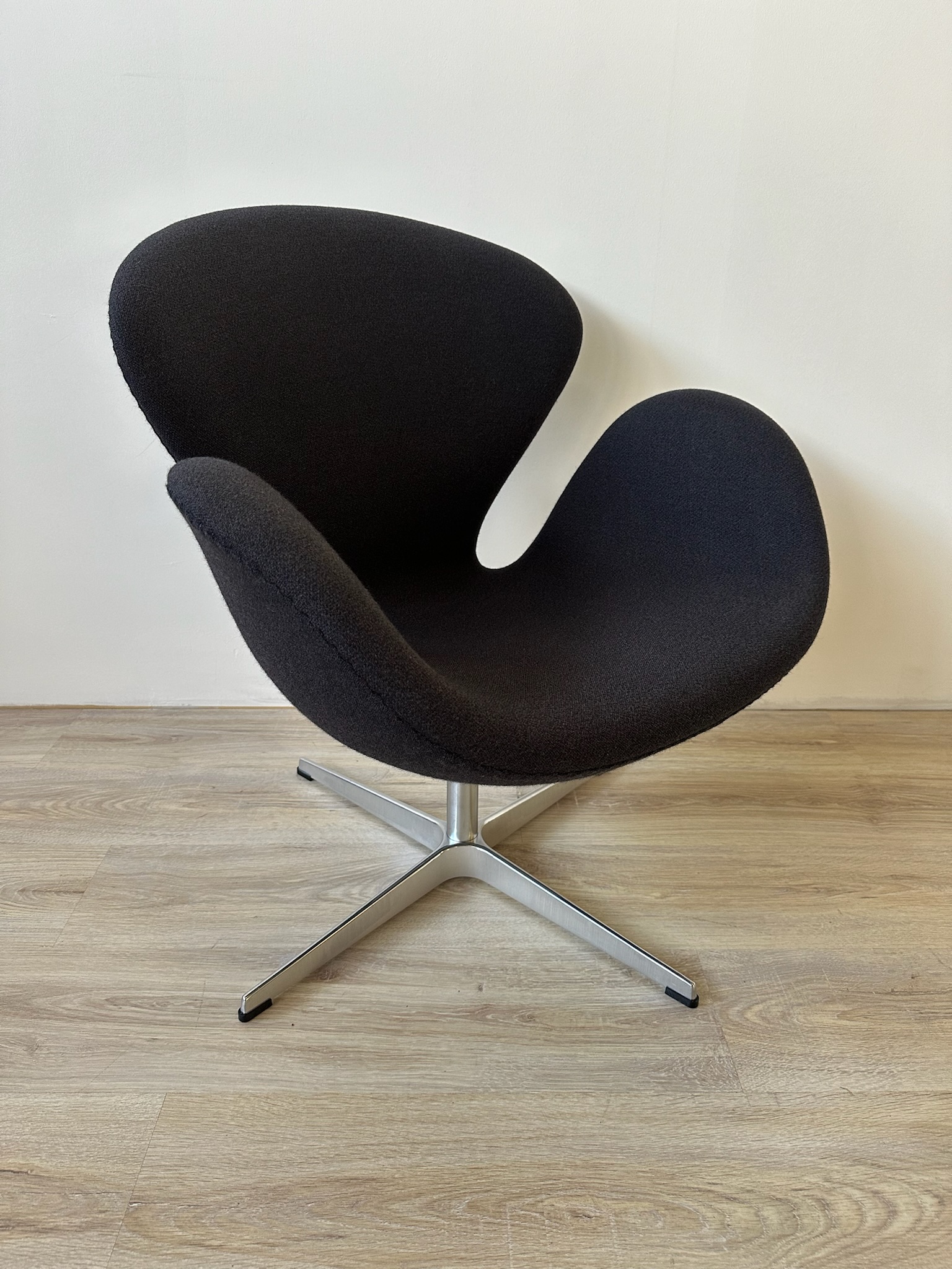Arne Jacobsen loungestol model AJ 3320 svanen.